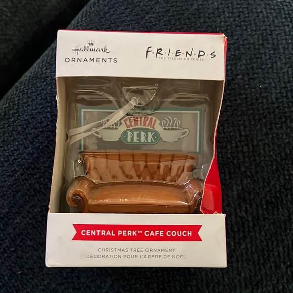 FRIENDS‎ COUCH CENTRAL PERK ORNAMENT - Picture 1 of 2
